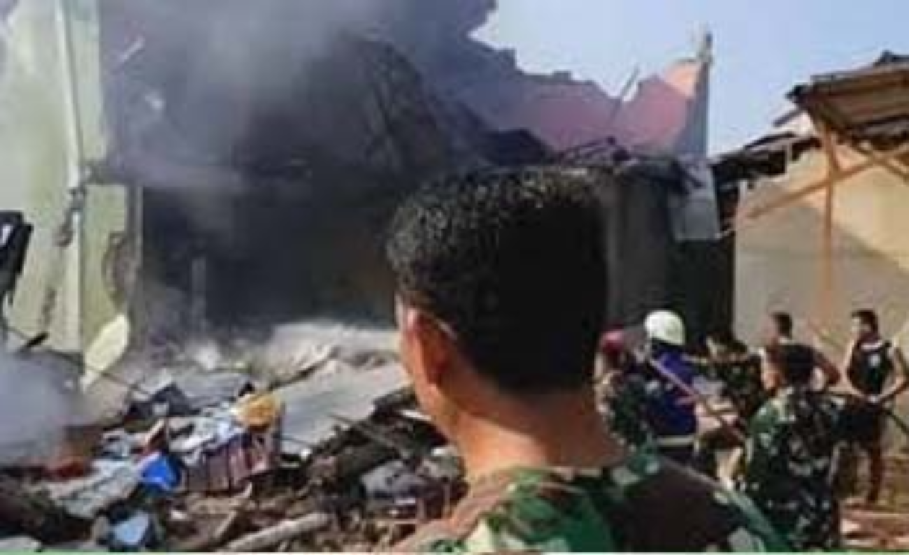 Tiga unit rumah warga di Perumahan Mutiara DEsa Kubang Jaya, Siak Hulu, Kampar, Riau, rusak ketimpa pesawat tempur milik TNI-AU yang jatuh Senin pagi. (Foto:Antara)