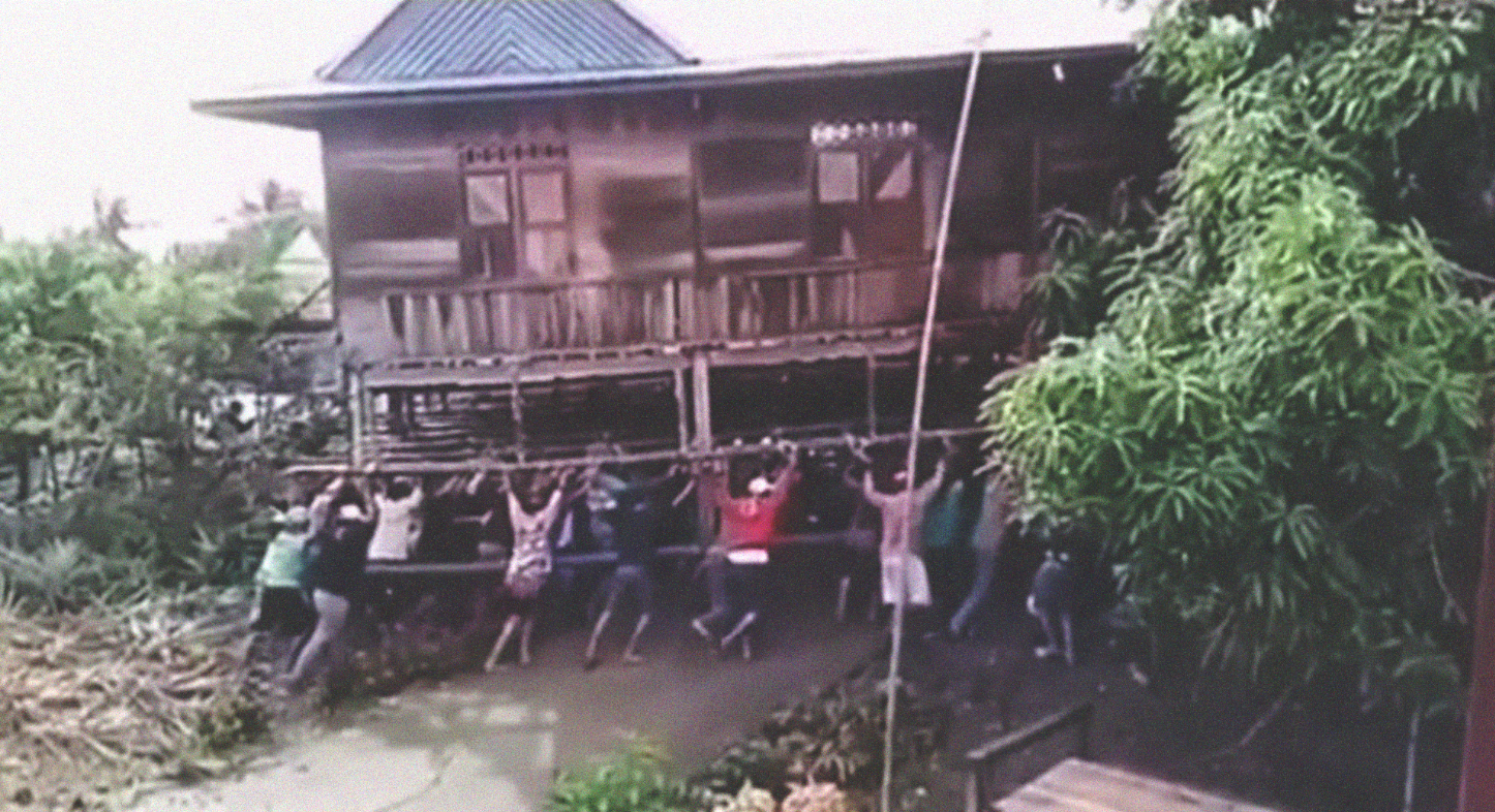 Tradisi memindahkan rumah di Sulawesi Selatan (Foto: Dok. @fakta.indo)