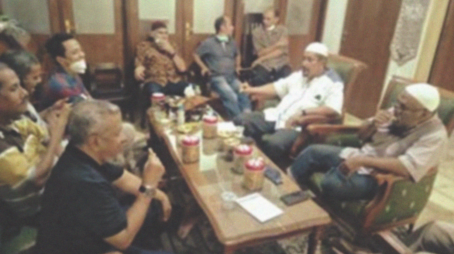 Sebagian pengurus yayasan Dakwah Bil Hal sedang rapat di kantor yayasan, Jl.Kalimas Timur 92-94 Surabaya. (Foto:Istimewa)