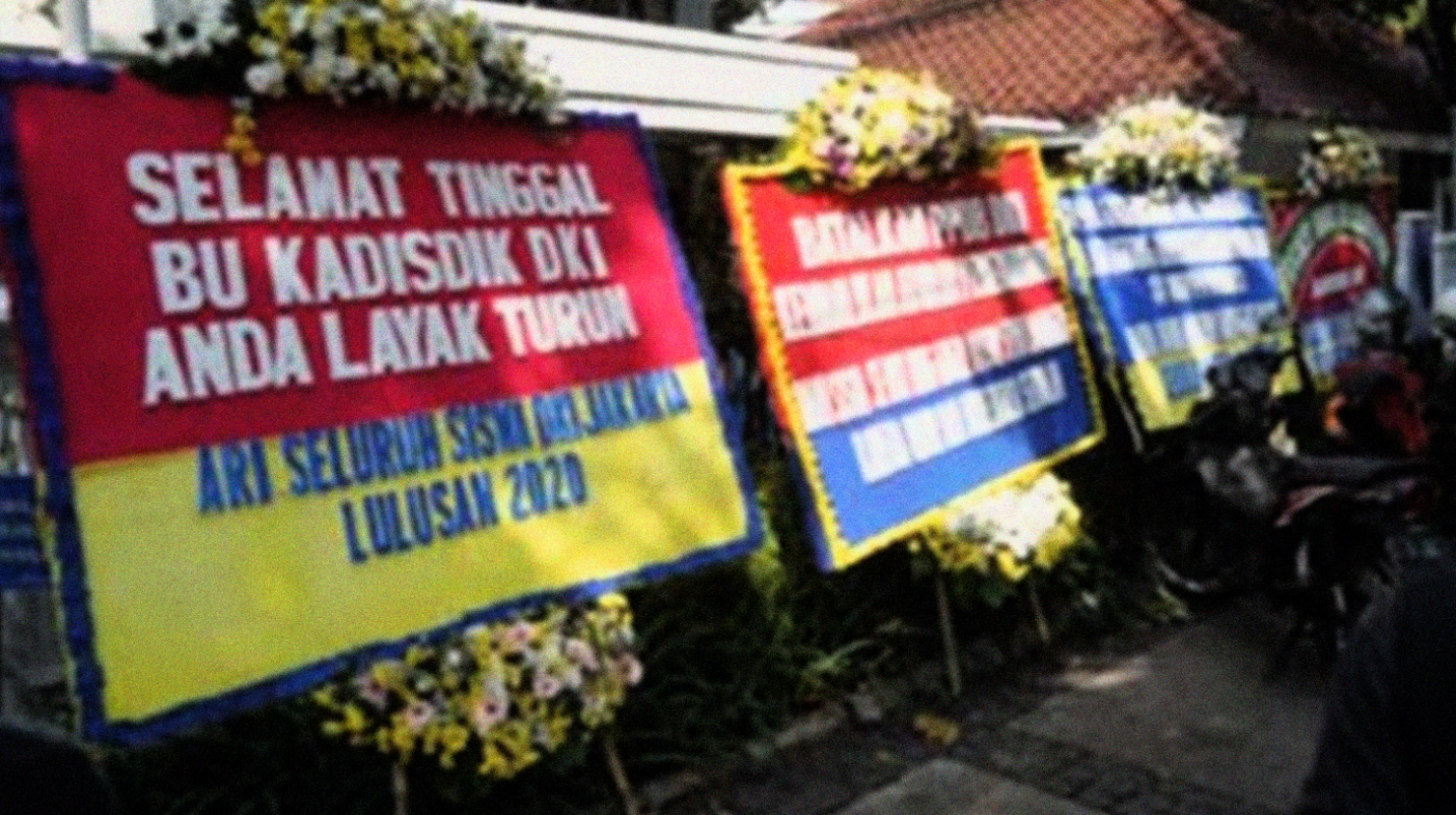 Karangan bunga tanda kecewa di depan Balai Kota DKI Jakarta. (Foto:IndoZone)