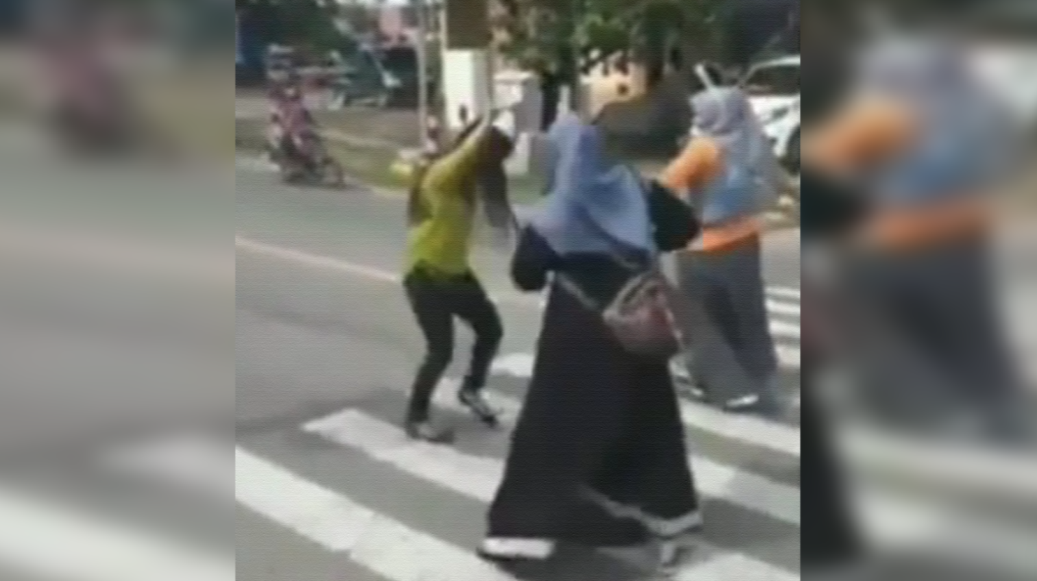Aksi tiga perempuan berjoget di jalan raya saat lampu merah. (Foto: Dok @makassar_iinfo)