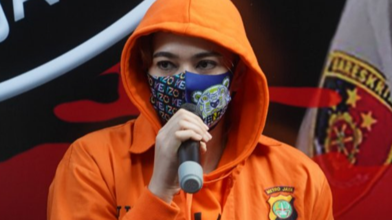 Artis Catherine Wilson dihadirkan polisi saat menggelar rilis narkoba di Polda Metro Jaya, Jakarta, Sabtu 18 Juli 2020. (Foto: Istimewa)