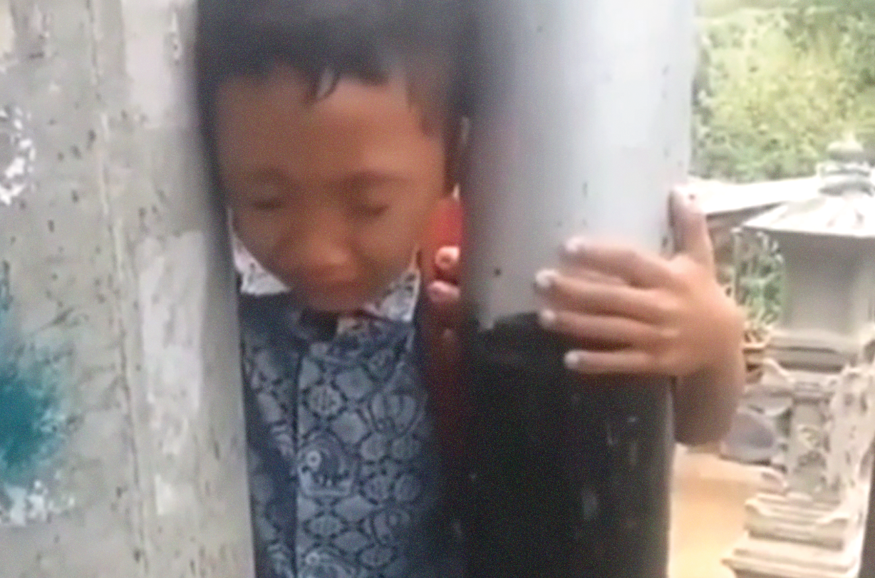 Anak kecil terjebak dua tiang listrik (Foto: Dok @fakta.indo)
