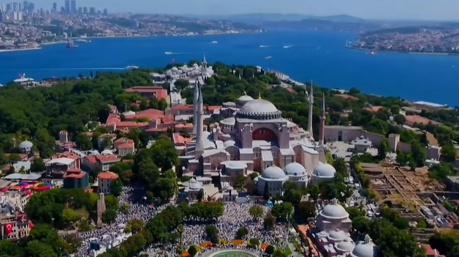 Jamaah sholat Jumat meluber hingga ke luar Masjid Agung Ayasofya di Turki, hari ini, 24 Juli 2020. (FotoYoutube/EuroNews)