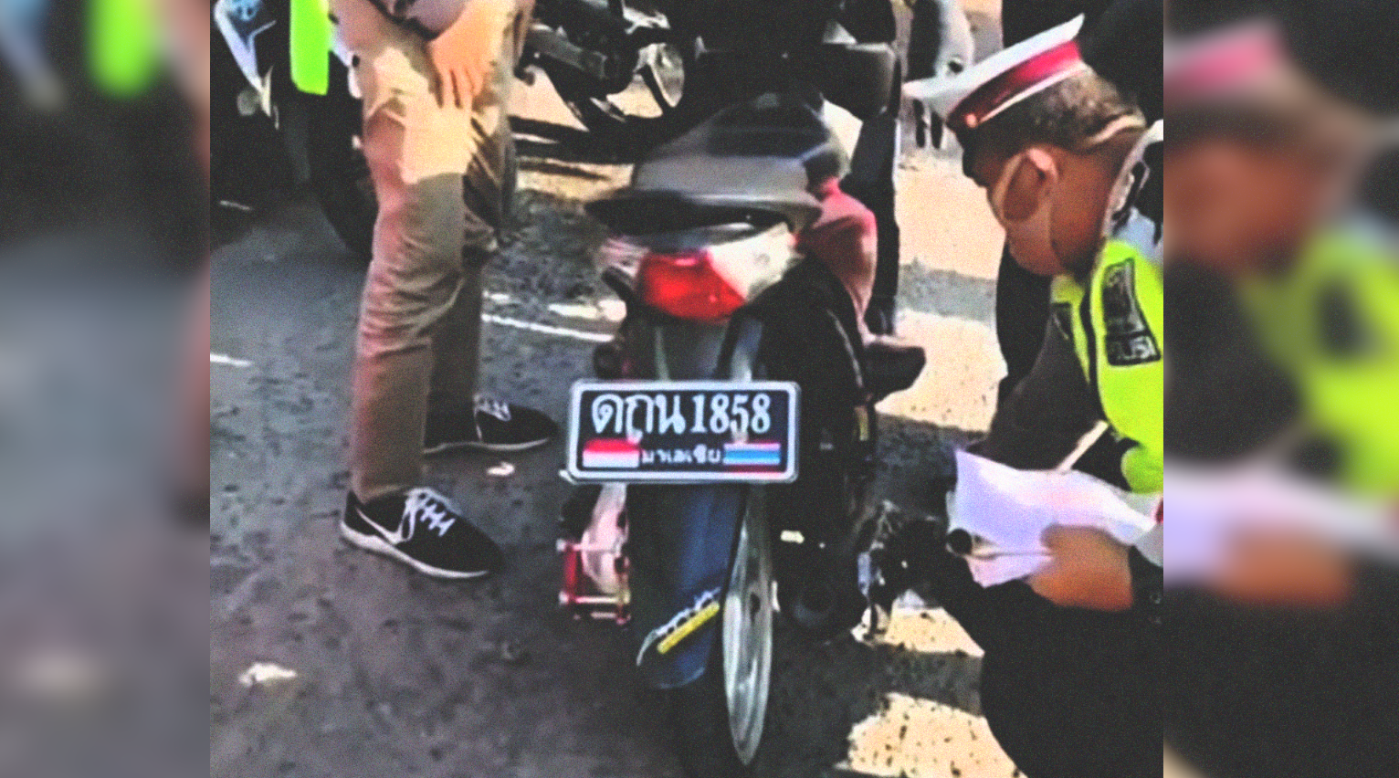 Motor Thailand ditilang di Indonesia. (Foto: Dok @makassar_iinfo)