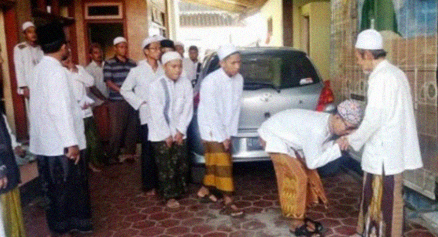 KH Nawawi Sidogiri, Pasuruan, bersama para santrinya. (Foto: Istimewa)
