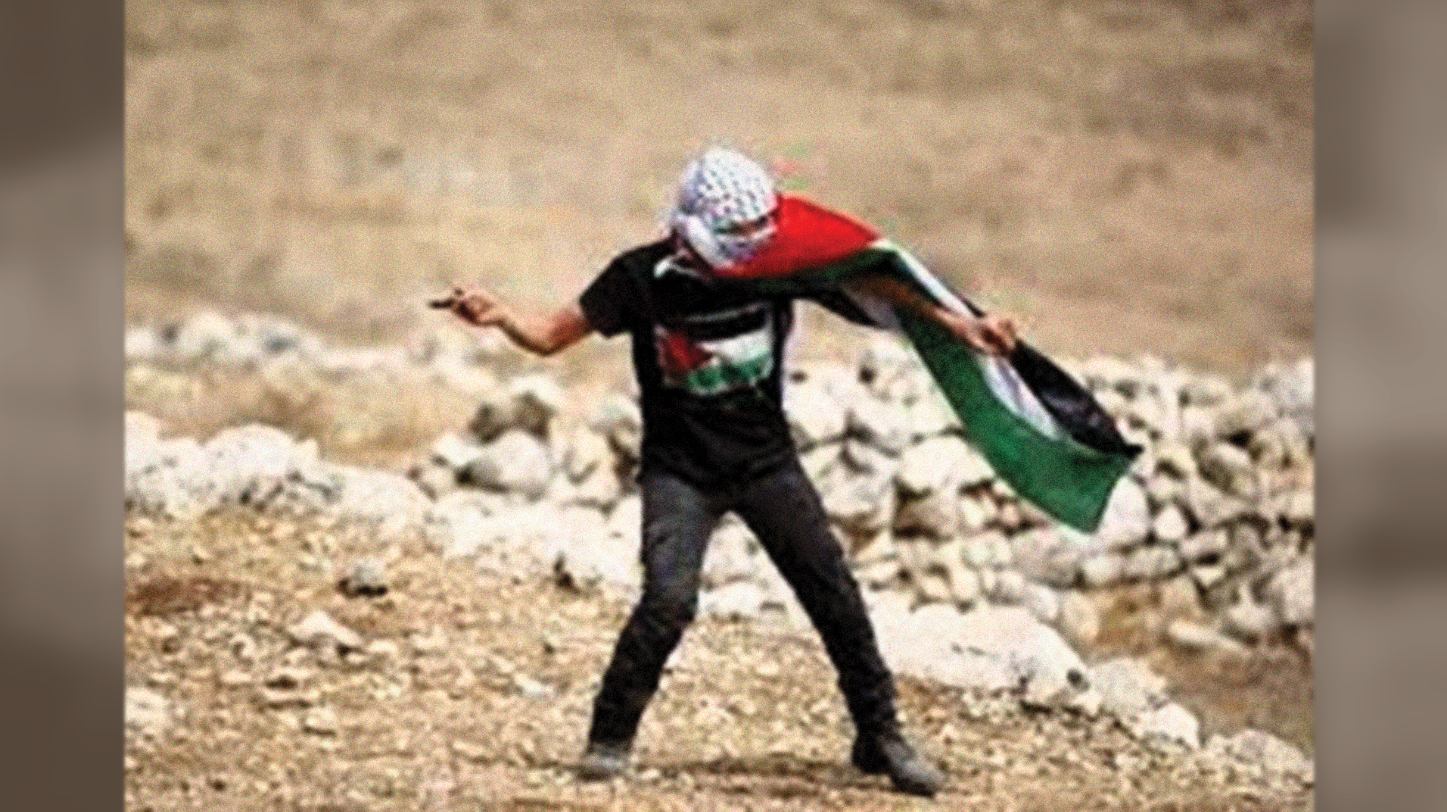 Salah seorang pemuda Palestina melakukan protes. (Foto: Istimewa)
