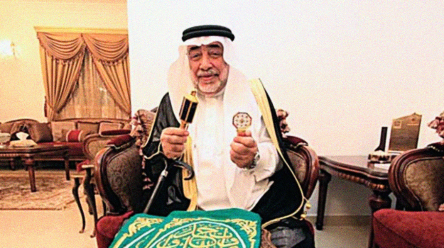 Saleh Al-Shaibi, pemegang kunci Ka'bah, menunjukkan bentuk kunci Ka'bah. (Foto:ArabNews)