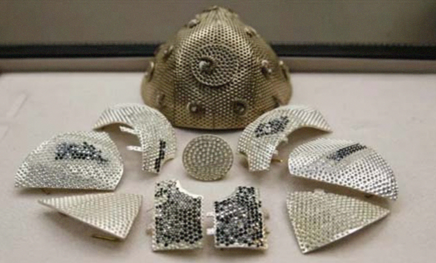 Masker termahal di dunia, terbuat dari emas 18 karat dan bertatahkan 3.600 berlian hitam dan putih. (Foto:Reuters)