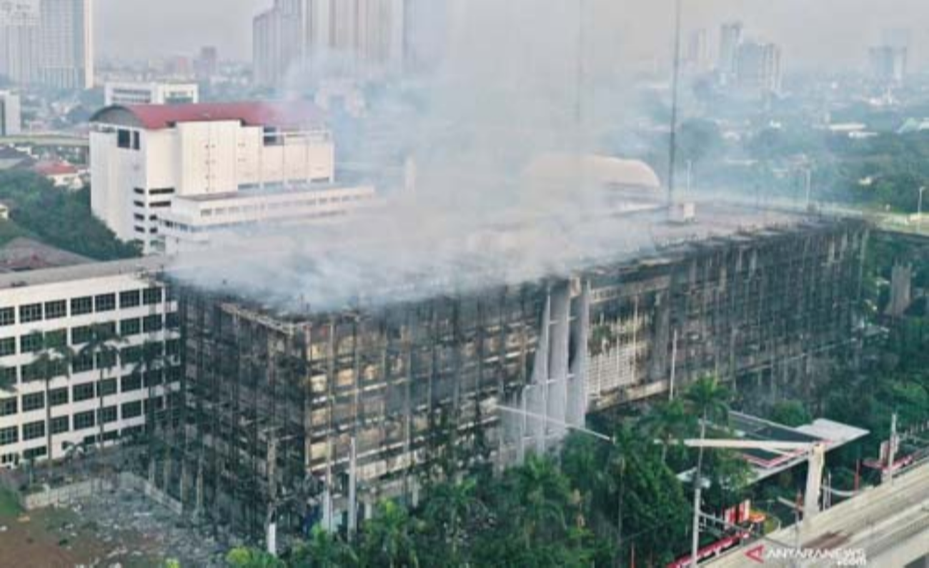 Foto dengan drone gedung utama Kejaksaan Agung yang terbakar di Jakarta.  Kebakaran terjadi Sabtu malam. (Foto:Antara/Aditya Pradana Putra)