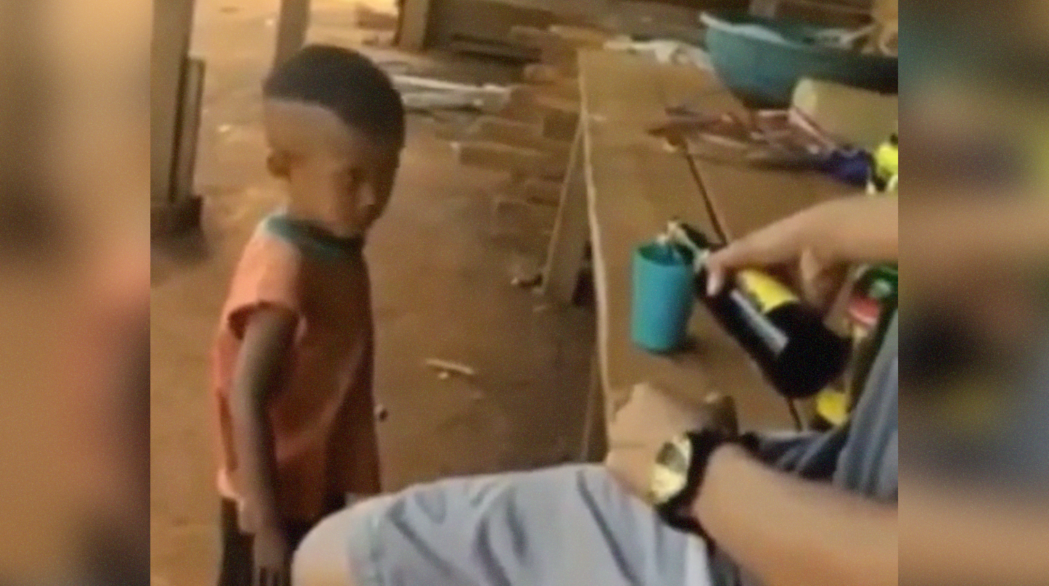 Seorang bocah dicekoki miras oleh pemuda di Sulsel. (Foto: YouTube)