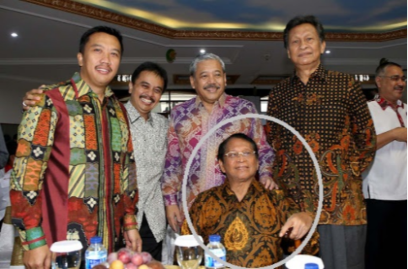 Tokoh Aceh, yang pernah jabat Menteri Pemuda dan Olahraga (Menpora) dalam Kabinet Presiden Soeharto, dr Abdul Gafur (dilingkari) bersama para mantan Menpora. (Foto: Dok. Kemenpora)