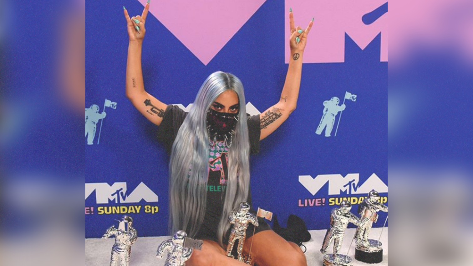 Lady Gaga pose dengan lima piala  MTV Video Music Awards (VMA) 2020, Minggu 30 Agustus 2020 waktu New York, atau Senin 31 Agustus 2020 WIB. (Foto: MTV VMA)