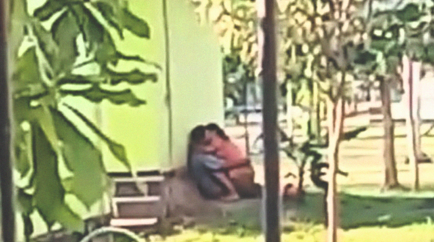 Dua insan lain jenis beradegan mesum, diduga di Taman Maramis, Kota Probolinggo. (Foto: Tangkapan layar)