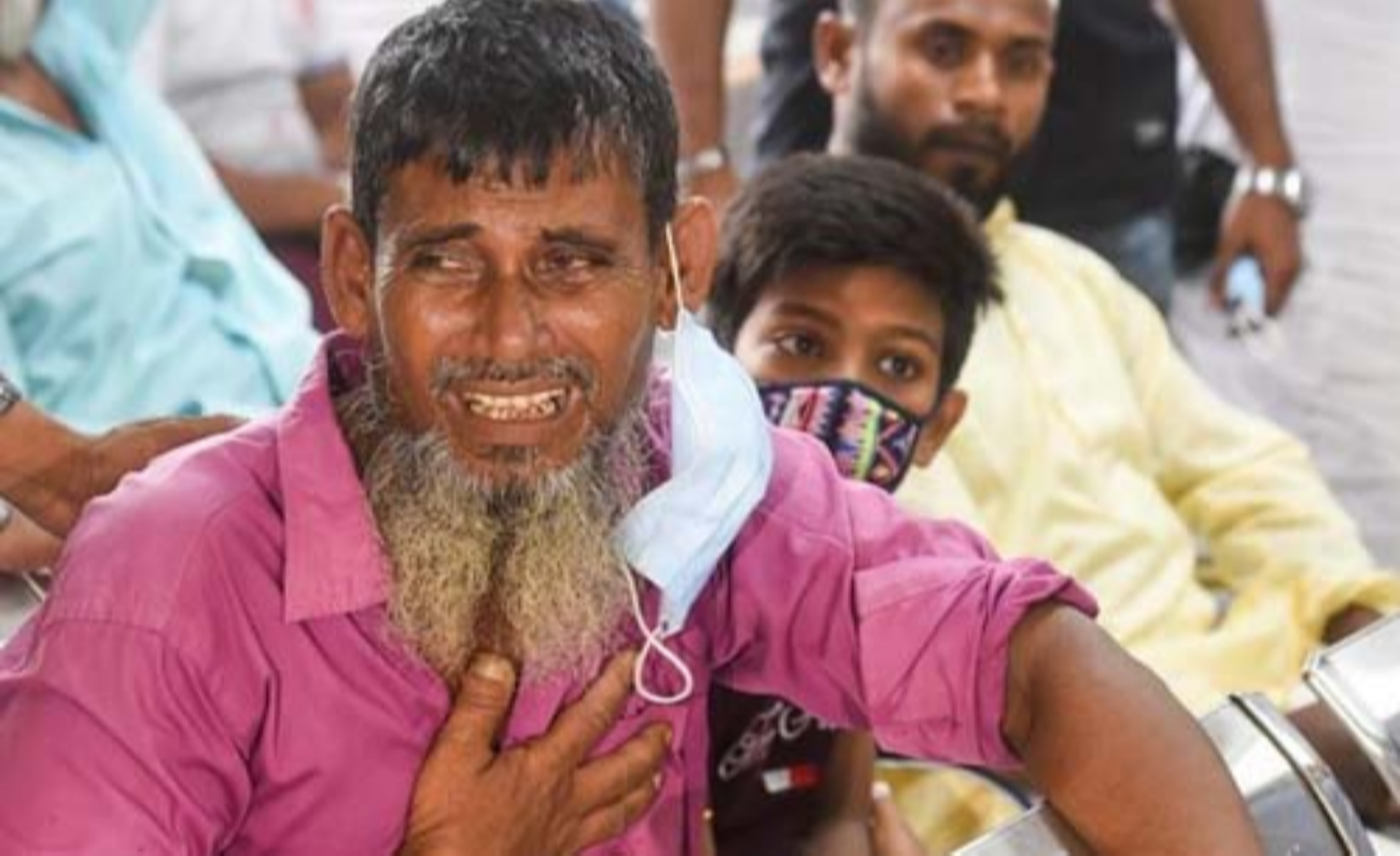 Para keluarga korban meninggal akibat ledakan di masjid di Banglades, berkumpul di rumah sakit di Ibu Kota Dakha, Sabtu. (Foto:AFP)