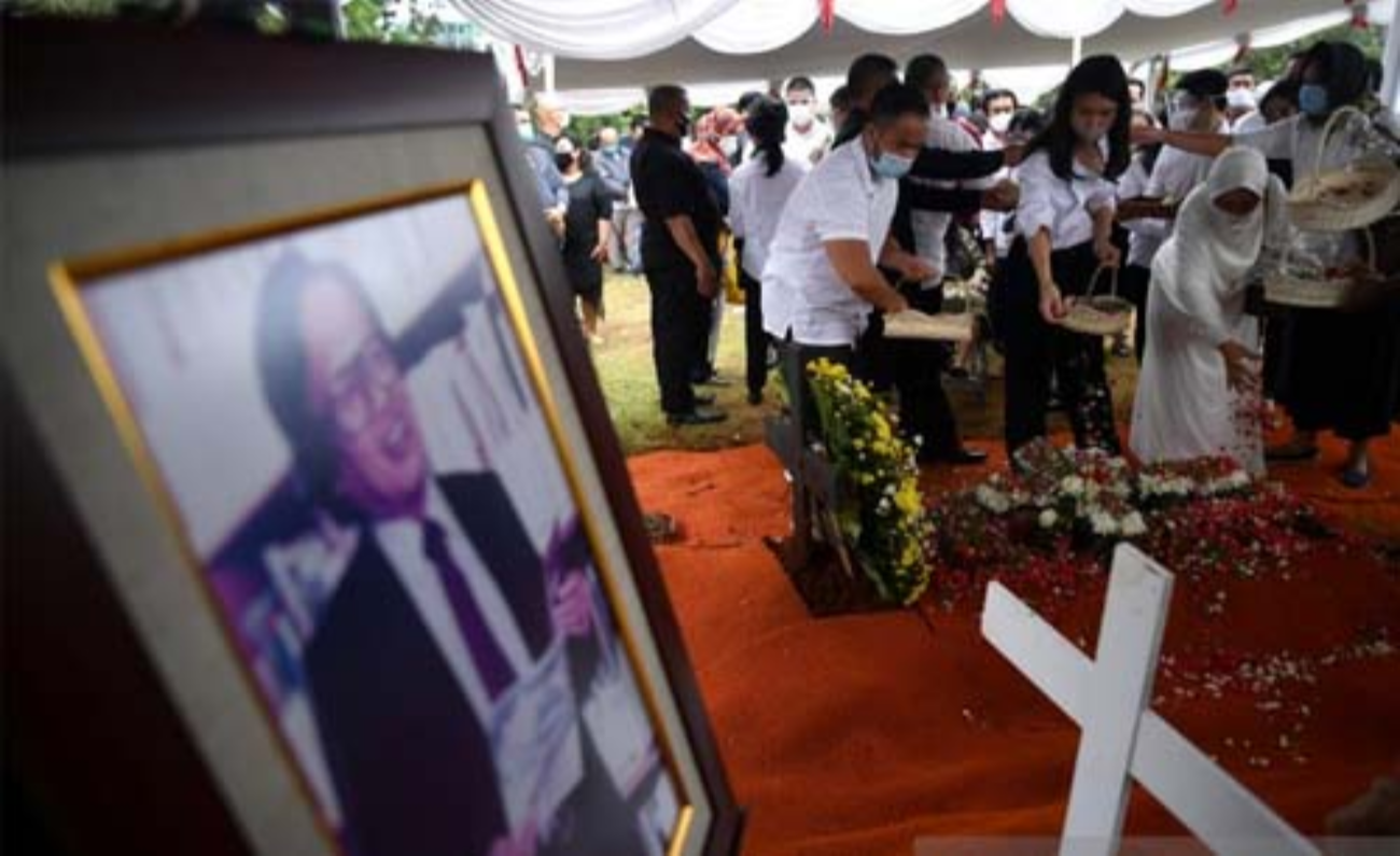 Keluarga dan kerabat menabur bunga di makam Pendiri Kompas Gramedia/ Pemimpin Umum Harian Kompas Jakob Oetama di TMP Kalibata, Jakarta Selatan, Kamis siang. (Foto:Antara)