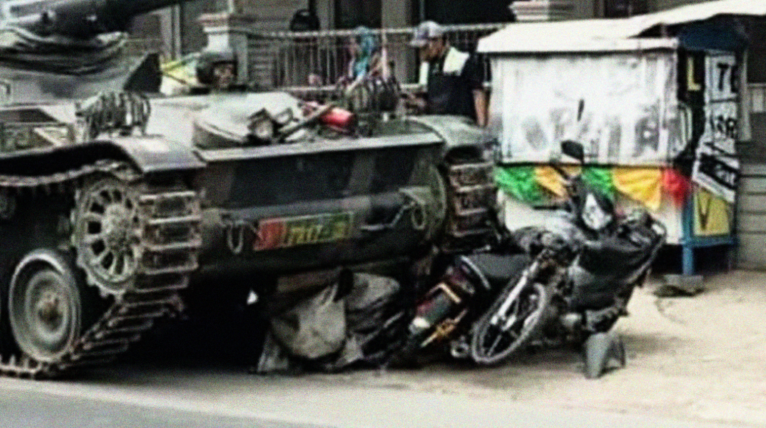 Tank milik Batalyon Kavaleri Siliwangi saat menabrak motor dan gerobak di Kabupetan Bandung Kamis kemarin harus diusut tuntas. (Foto:Istimewa)
