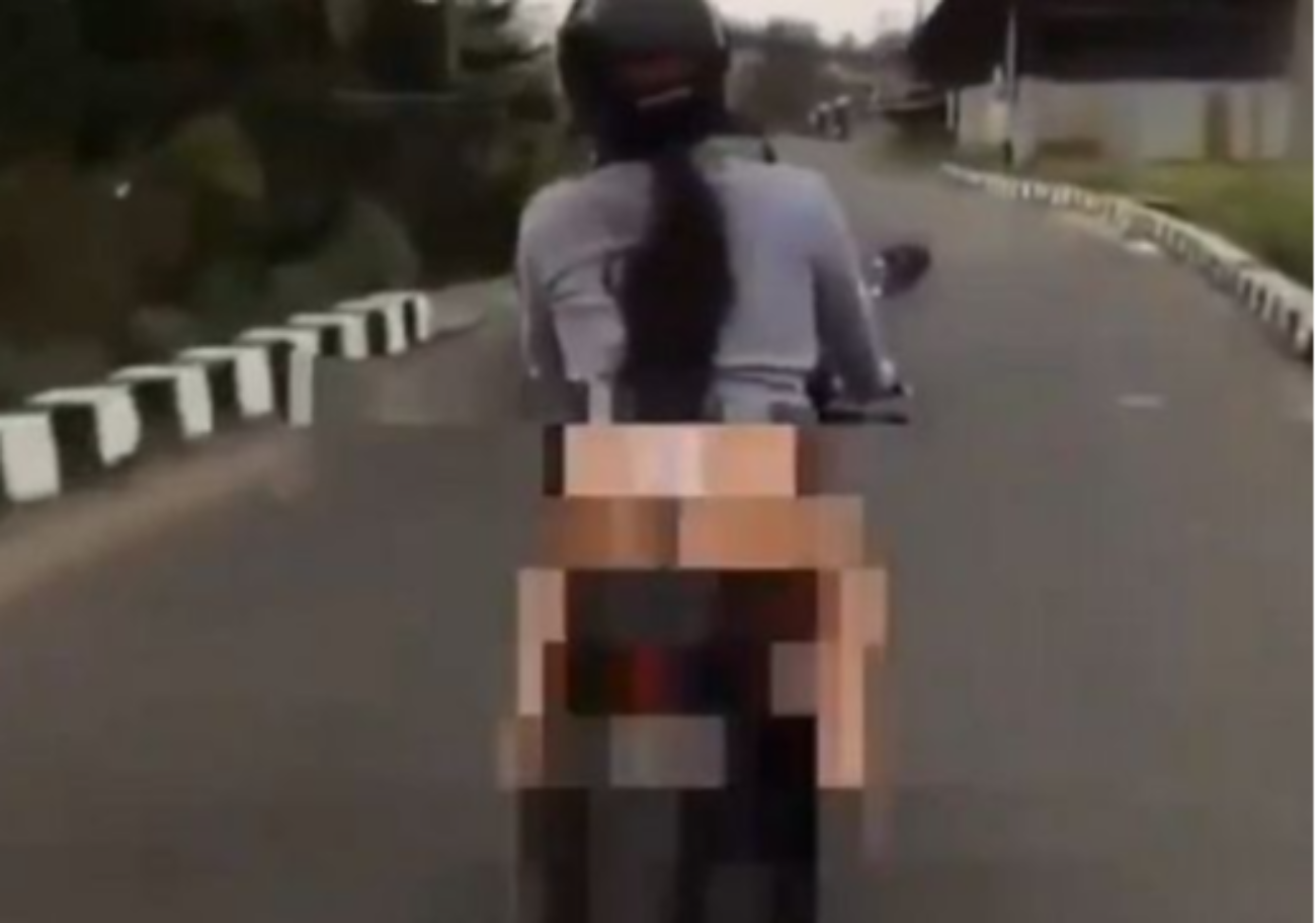 Wanita diketahui bernama Ida nekat naik motor sambil pamer celana dalam. (Foto: Instagram @lambe_turah/polsekmagelangselatan)
