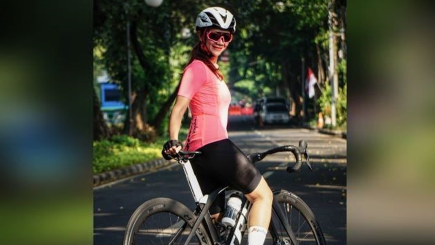 Narita Diyan, dengan bersepeda bisa berbagi untuk sesama. (Foto: Istimewa)