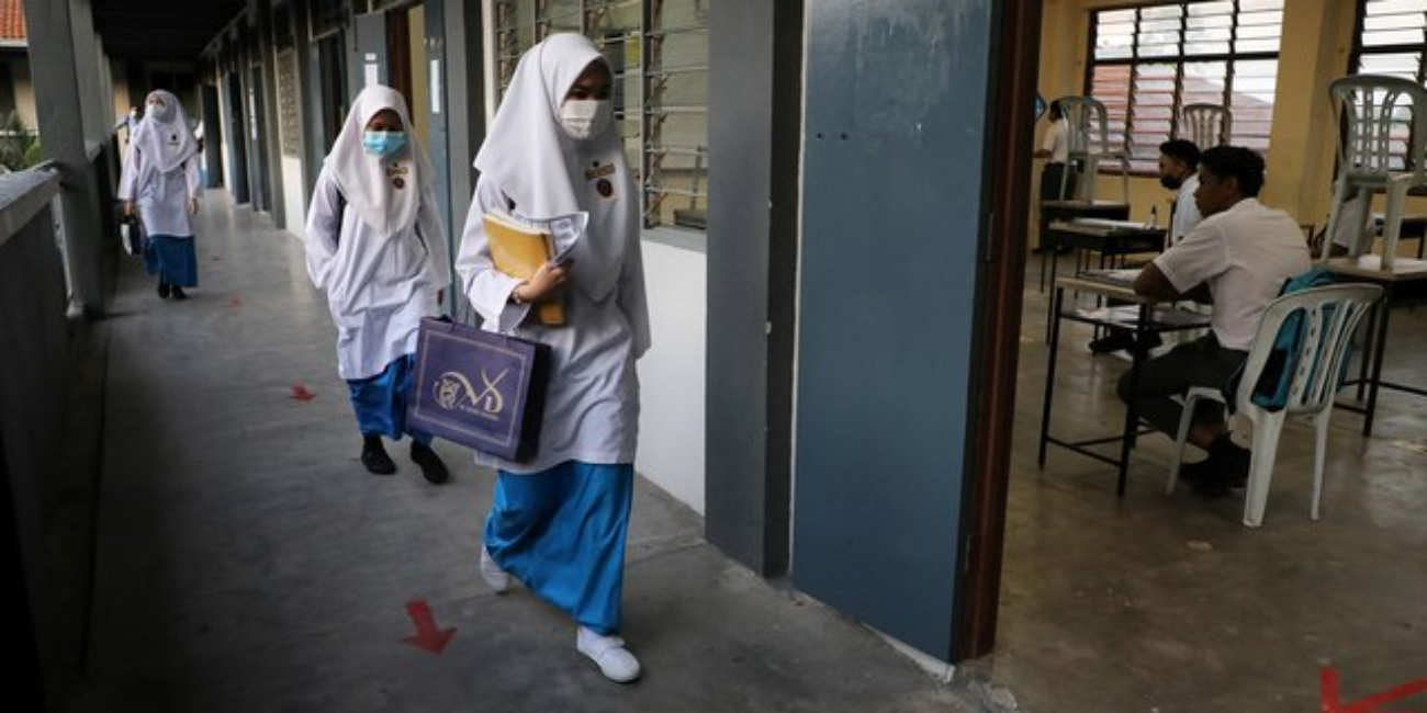 Ilustrasi. Siswa sekolah menengah di Malaysia harus mematuhi protokol kesehatan saat mengikuti tatap muka belajar. (Foto: Bernama)