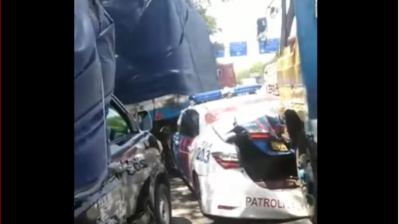 Tangkapan layar mobil polisi PJR yang mengalami kecelakaan di jalan tol.(Foto: Tangkapan layar)