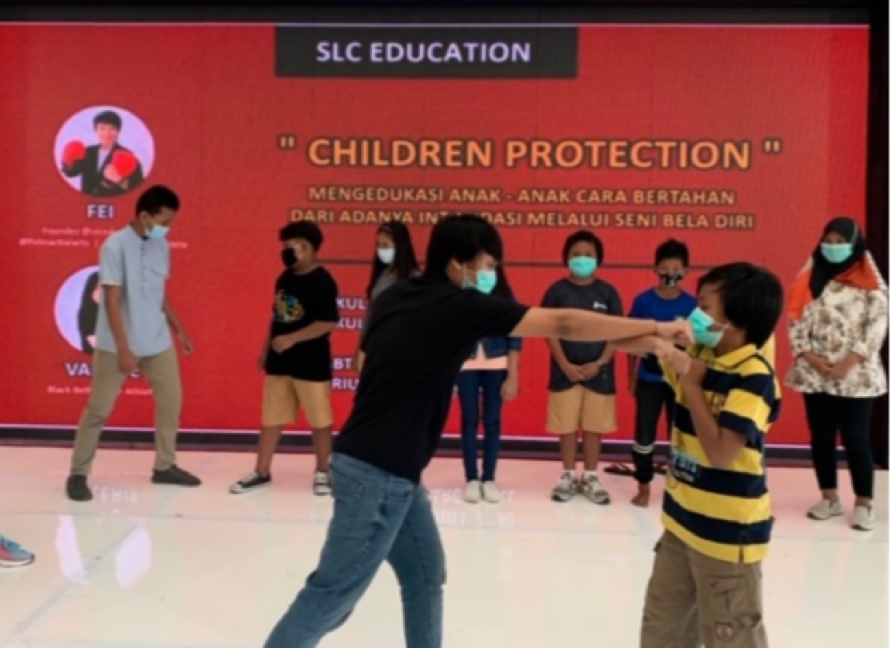 Fei saat mencontohkan gerakan self defense pada anak. (Foto: Pita Sari/Ngopibareng.id)