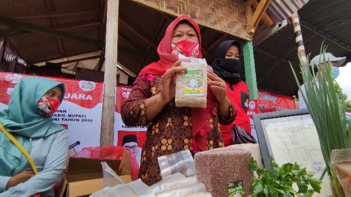 Kelompok tani wanita di Kediri ini memroduksi nasi tiwul kemasan. (Foto: Fendhy Plesmana/Ngopibareng.id)