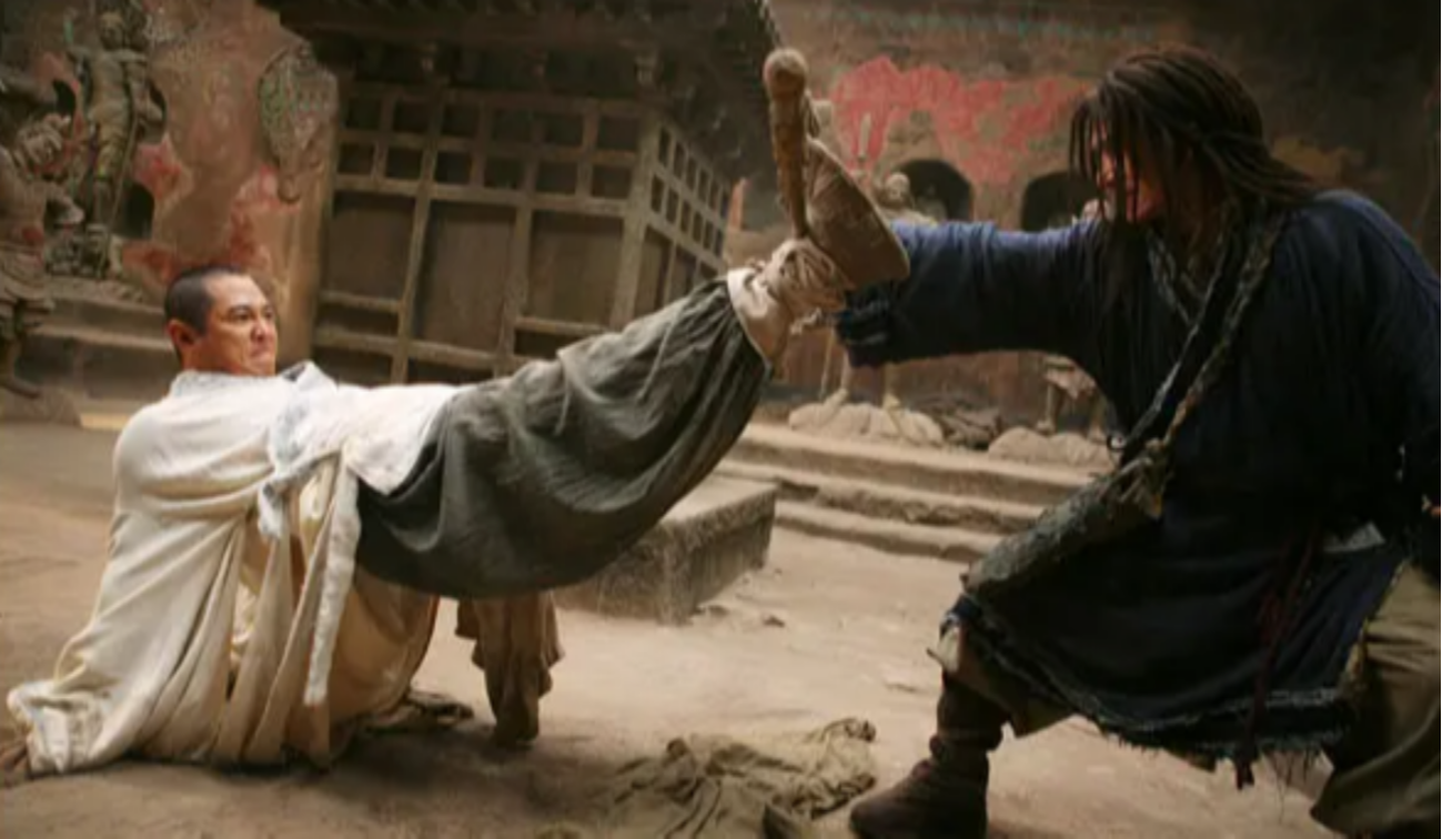 Aksi Jackie Chan vs Jet Li di film The Forbidden Kingdom. (Foto: YouTube)