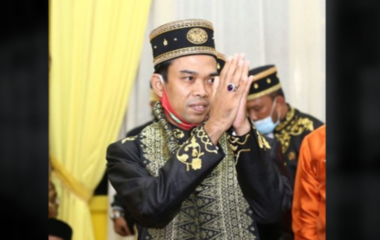 Ustadz Abdul Somad (UAS) meraih gelar anugerah Imam Kesultanan Sambas. (Foto: Instagram @ustadzabdulsomad_official)
