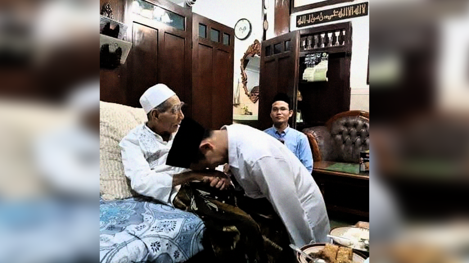 KH Ahmad Bahauddin Nursalim bersama KH Maimun Zubair, almaghfurlah, gurunya. (Foto: dok/Ngopibareng.id)
