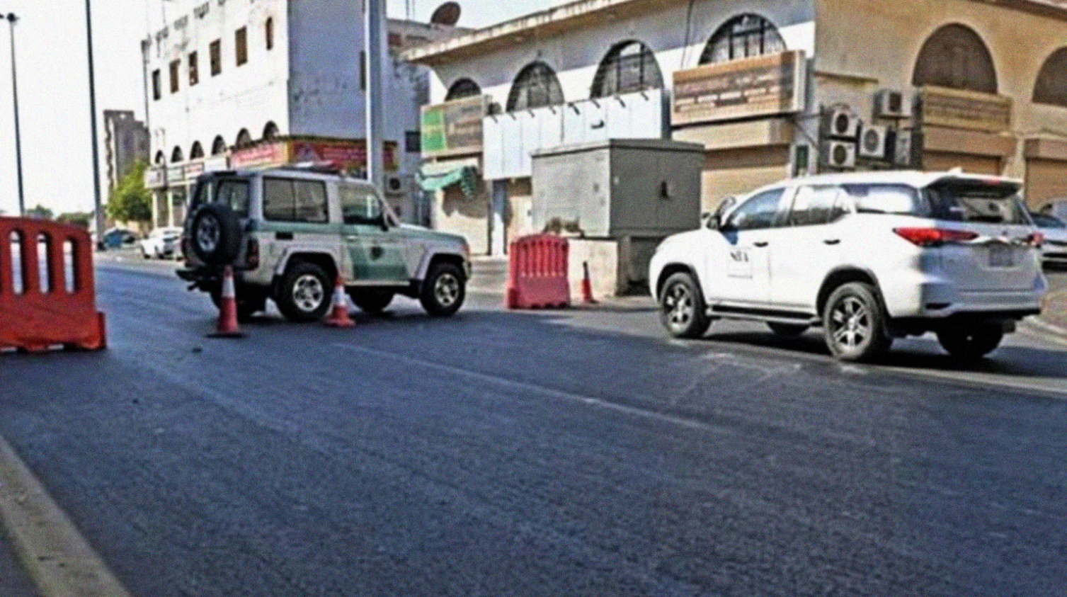 Dua mobil polisi Arab Saudi memblokir jalan di dekat pusat pertokoan Al Balad, Kota Jeddah, usai ledakan bom hari Rabu siang. (Foto:AFP/ArabNews)