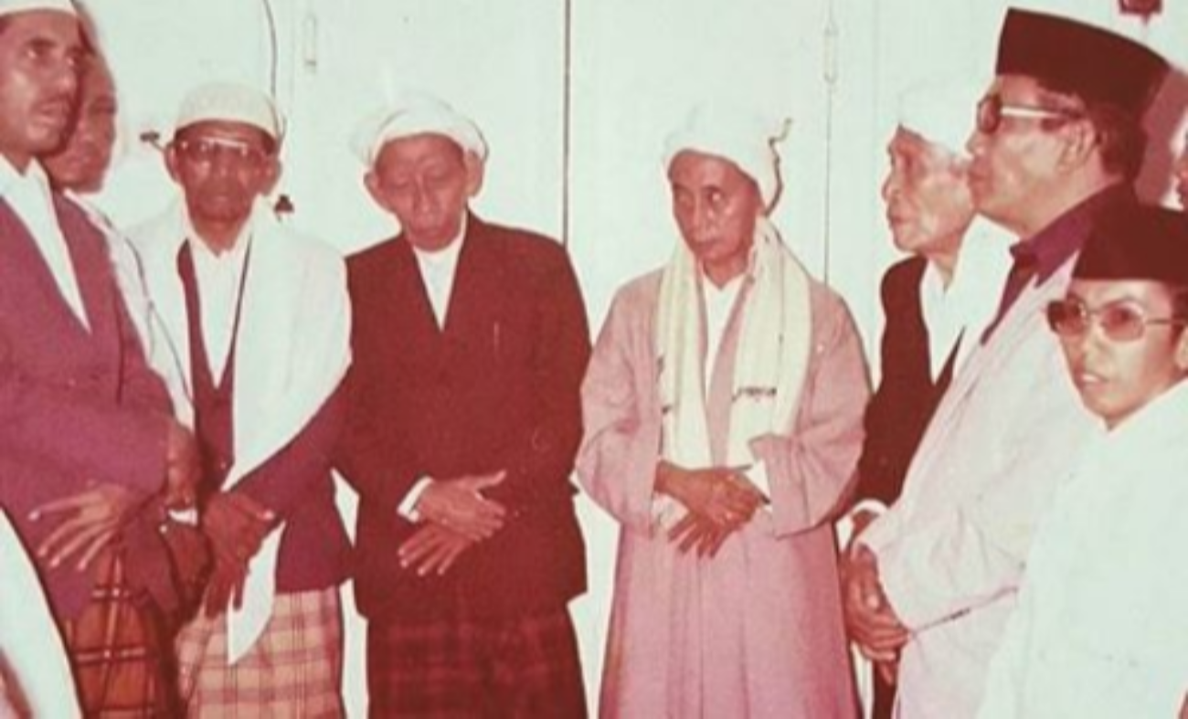 KH Adlan Aly Cukir bersama KH Utsman Al-Ishaqi (almaghfurlahum) dan para santri. (Foto: dok/Ngopibareng.id)