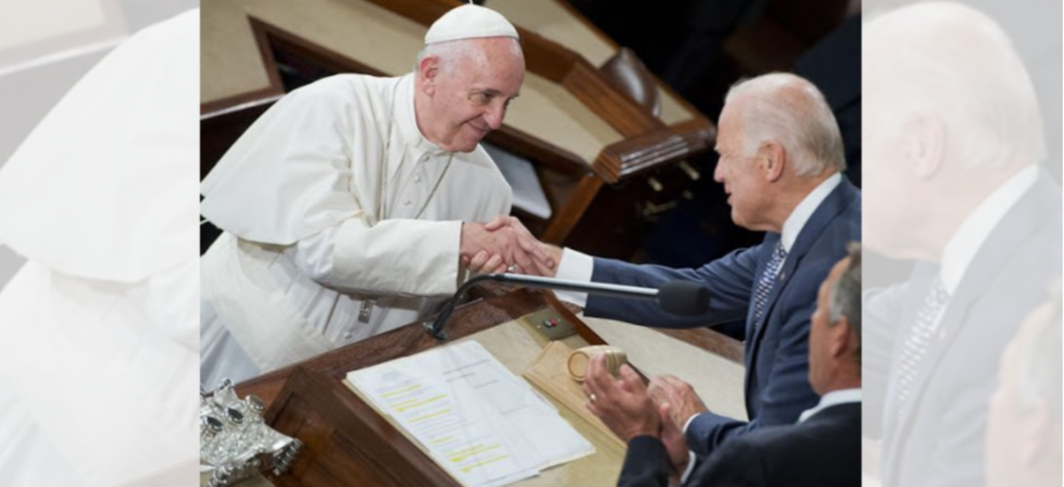 Foto kenangan Paus Fransiskus bersama Joe Biden saat ia menjabat sebagai Wakil Presiden Amerika Serikat, saat berpasangan dengan Barack Obama. (Foto: Istimewa)