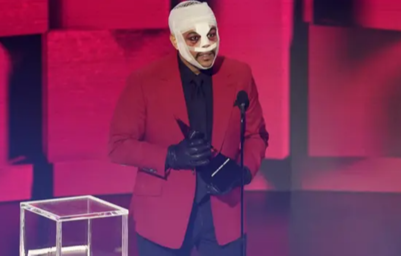 Penyanyi The Weeknd tampil dengan wajah diperban di ajang American Music Awards (AMA) 2020. (Foto: AMA2020)