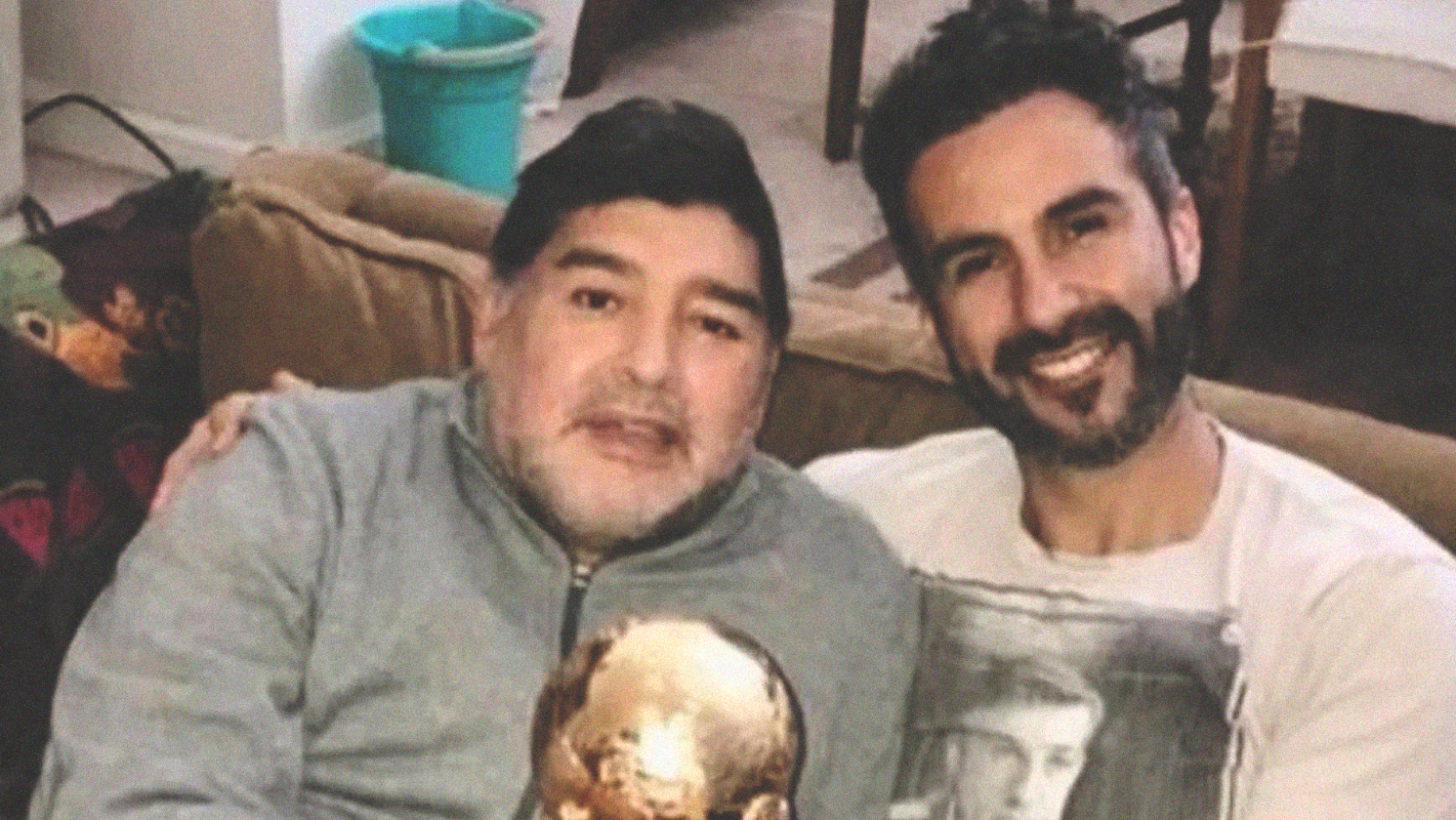 Diego Maradona dan dokter pibadi yang telah mengoperasinya, Leopoldo Luque. (foto:MarcaClaro)