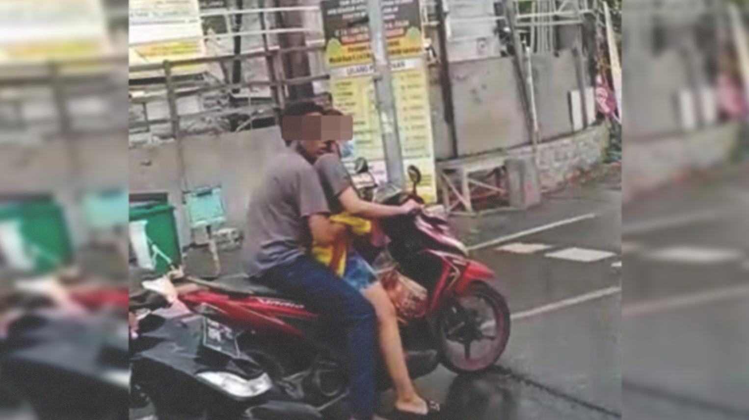 Nekat mesum di atas motor, si pria tak kuat menahan syahwat hingga nekat menggerayangi dan mencium wanita yang memboncengnya. (Foto: Istimewa)