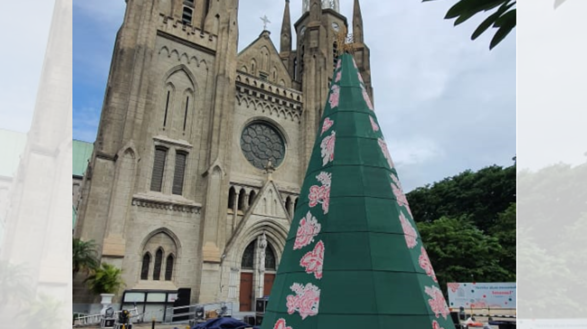 Dekorasi halaman depan Gereja Katedral Jakarta untuk menyambut perayaan Natal, Jumat 25 Desember 2020. (Foto: Istimewa)