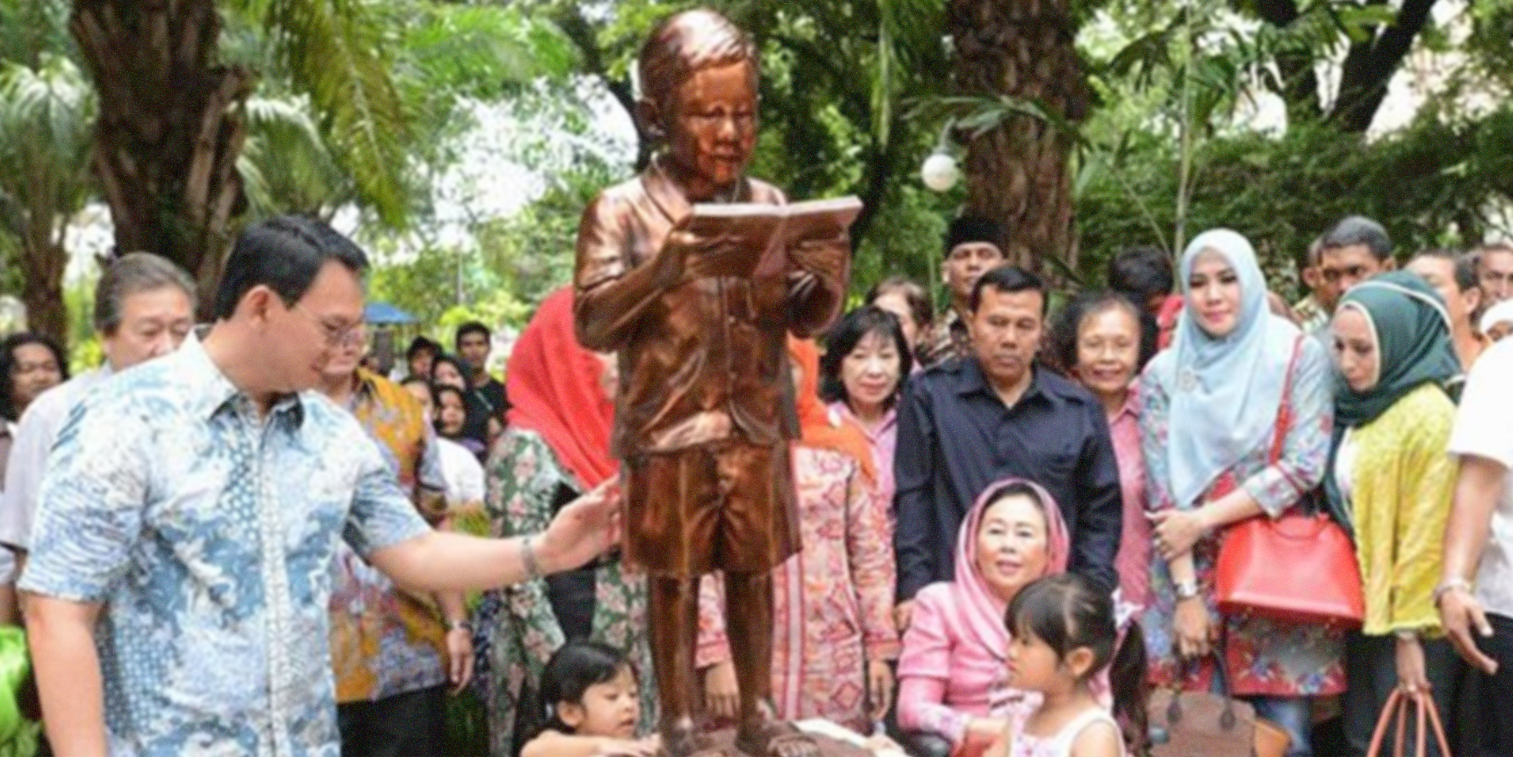 Basuki Tjahaja Purnama alias Ahok semasa Gubernur DKI Jakarta meresmikan patung Gus Dur kecil. (Foto: istimewa)