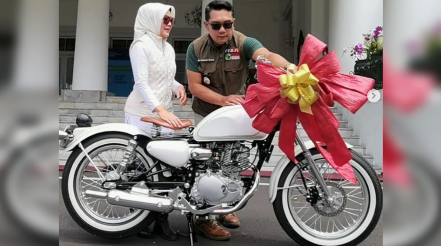 Gubernur Jawa Barat Ridwan Kamil memberi istri, Atalia Praratya, kado pernikahan ke-24 berupa motor. (Foto: Instagram @ridwankamil)