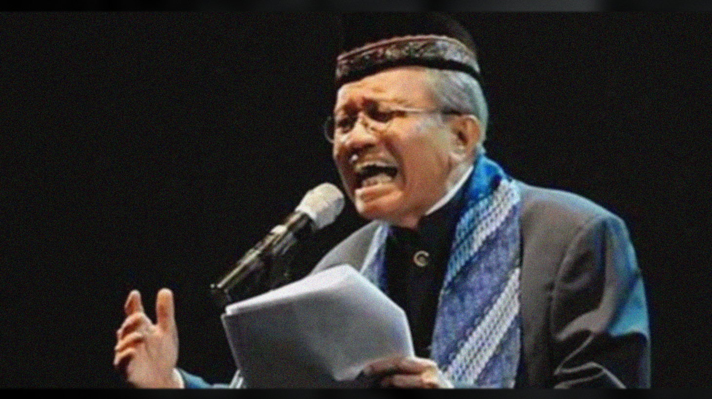 Penyair Taufik Ismail sedang membacakan puisi karyanya, pada acara  sastra. (Foto:Antara)