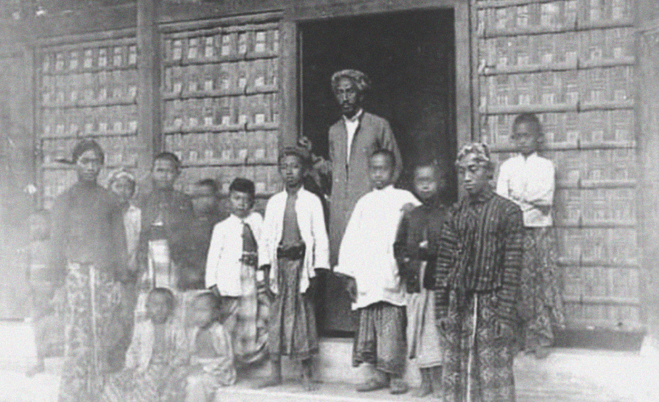 KH Ahmad Dahlan dan warga persyarikatan generasi awal. (Foto: Istimea)