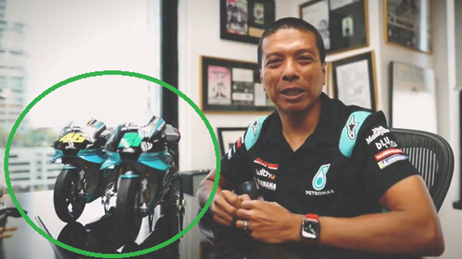 Kepala Tim Petronas, Razlan Razali memajang miniatur motor diduga tunggangan Rossi dan Morbidelli untuk MotoGP 2021. (Foto: Instagram)