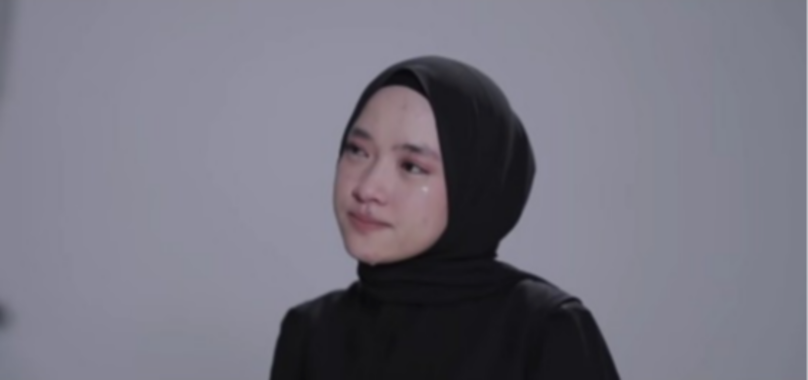 Salah satu adegan Nissa Sabyan menangis di video musik lagu baru Sabyan berjudul Sapu Jagat. (Foto: Tangkapan layar YouTube)