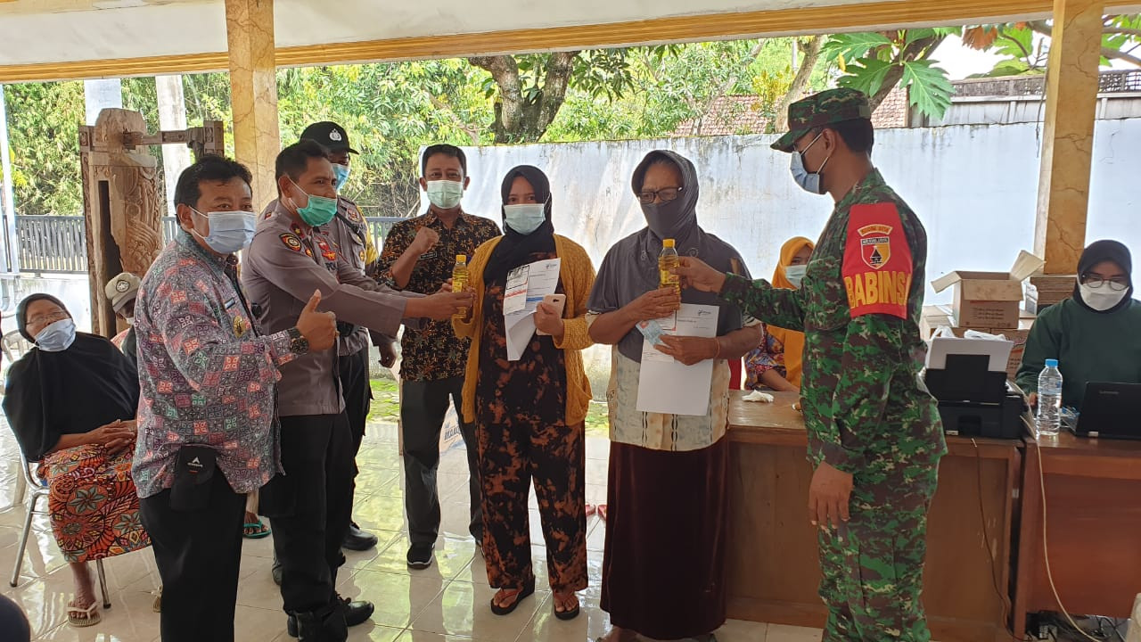Pelaksanaan vaksin Covid-19 di Balai Desa Kebonagung, Kecamatan Ploso, Kabupaten Jombang Selasa 6 April 2021. (Foto: Mardiansyah Triraharjo/Ngopibareng.id)