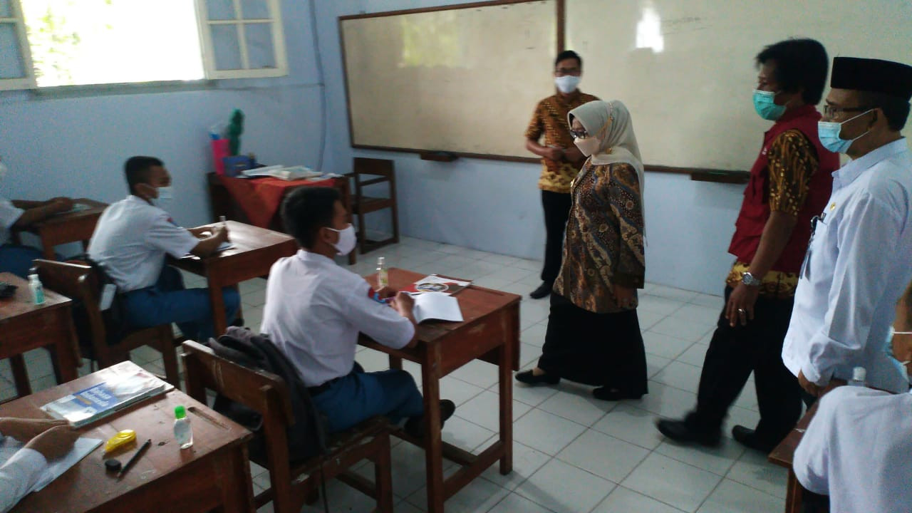 Bupati Jombang Hj Mundjidah Wahab meninjau pelaksanaan pembelajaran tatap muka di SMAN 3 Jombang, Selasa 6 April 2021. (Foto: Mardiansyah Triraharjo/Ngopibareng.id)