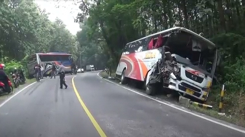 Tabrakan antara Bus Sumber Selamat dengan Bus Mira di Jalur Ngawi - Solo sebabkan 6 orang luka berat. (Foto: Dok Polri)