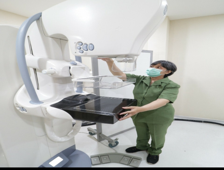 Alat digital mammografi Senographe Care Mammography, yang dimiliki RS Adi Husada Undaan Wetan. (Foto: Pita Sari/Ngoibareng.id)