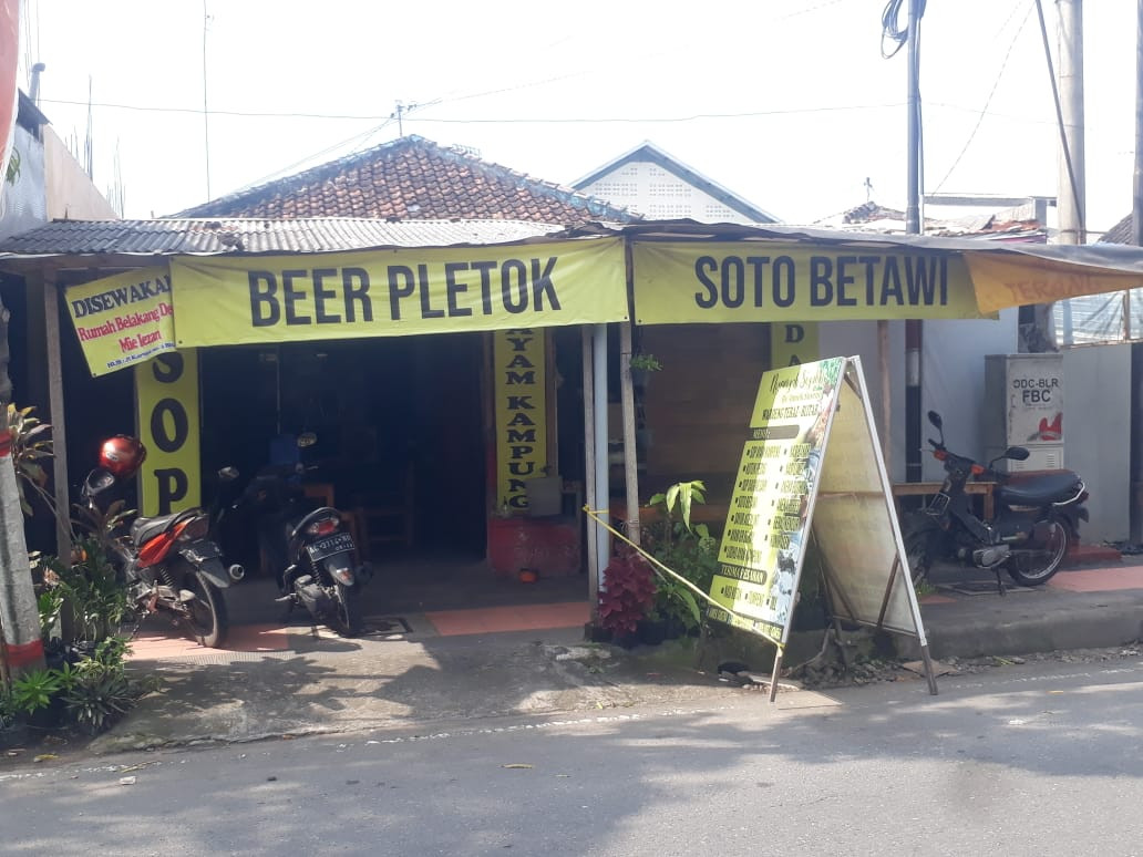 Waroeng Teraz menyajikan kuliner soto Betawi. Lokasinya di Jalan Anjasmoro, Kecamatan Kepanjen Lor, Kota Blitar, Jawa Timur. (Foto: Choirul Anam/Ngopibareng.id)