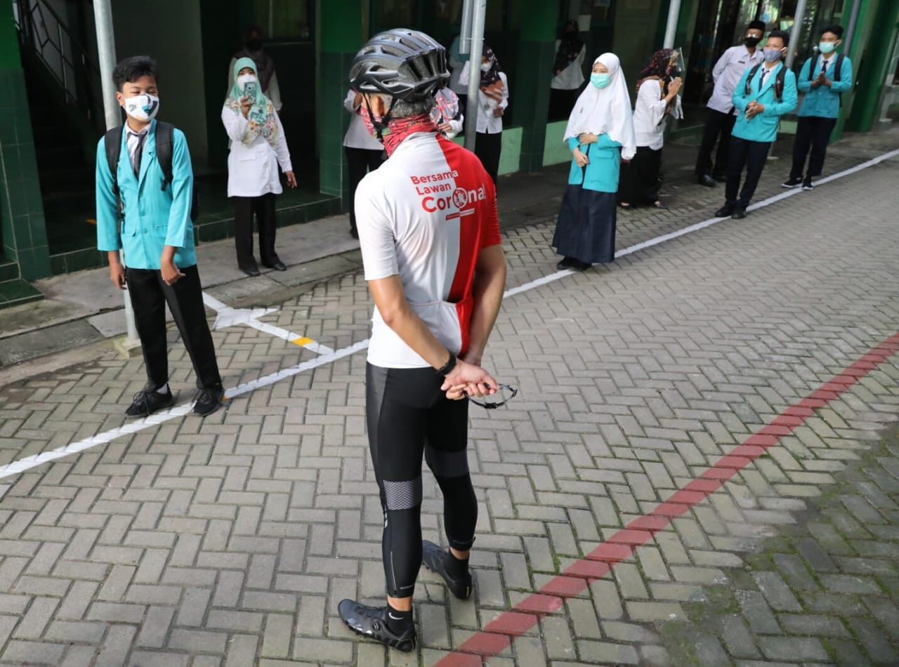 Gubernur Jawa Tengah Ganjar Pranowo berdialog dengan siswa kelas X MAN 1 Kota Semarang, yang sudah berada di sekolah ujicoba Pembelajaran Tatap Muka (PTM), Selasa 6 April 2021. (Foto: Istimewa)