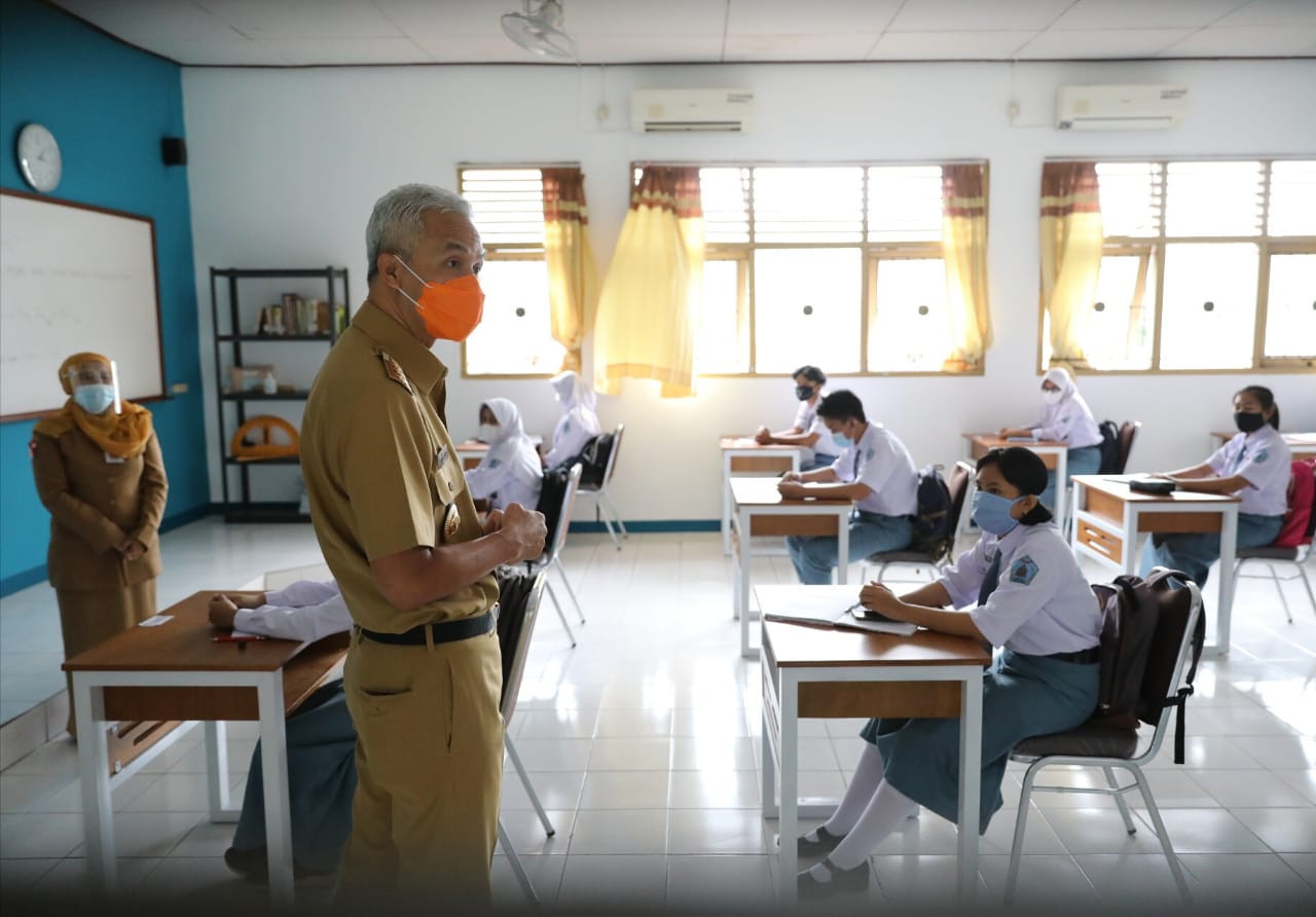 Gubernur Ganjar sidak ke SMAN 1 Ungaran pada hari pertama sekolah PTM di Jateng. (Foto: Istimewa)